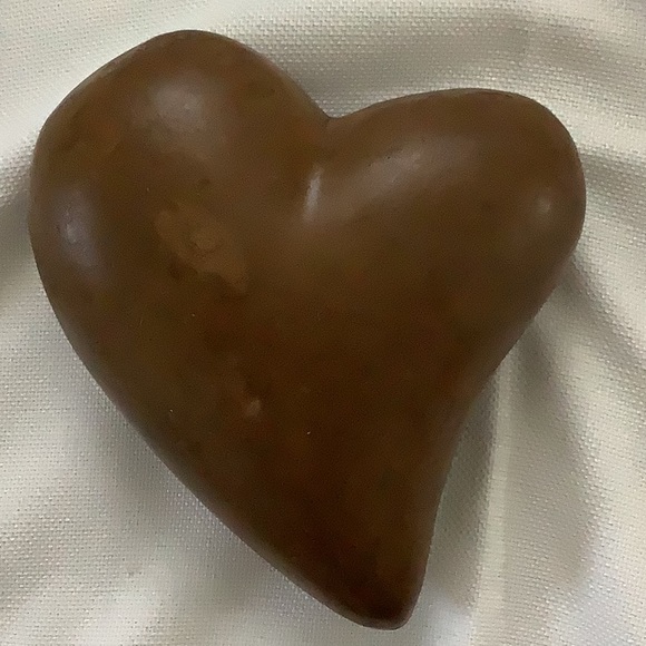 Brown heart decoration or paperweight - Picture 2 of 6